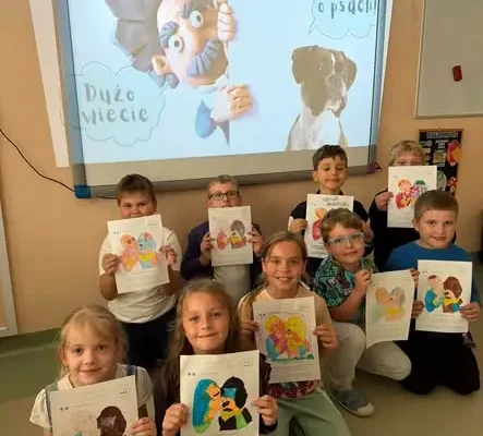 Psia Lekcja w klasie 2a – dzieci uczą się bezpiecznego kontaktu z psami