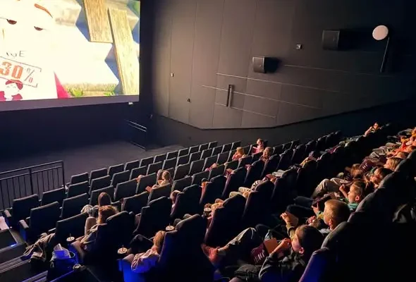 Uczniowie klas I–III z Siewierza na seansie w Planet Cinema w Zawierciu