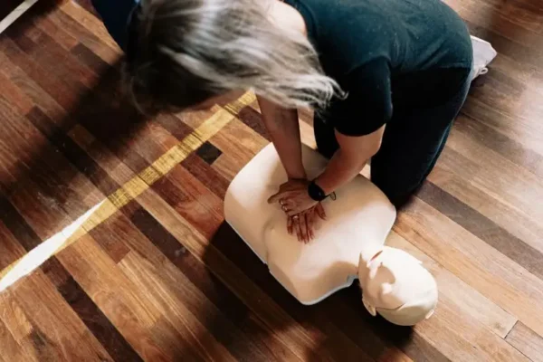 Szkolenie z pierwszej pomocy w Klubie Seniora – strażacy uczyli, jak ratować życie