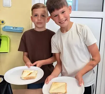 Kuchenne tajemnice w szkole w Bobrownikach – uczniowie klasy 2 tworzyli zdrowe kanapki