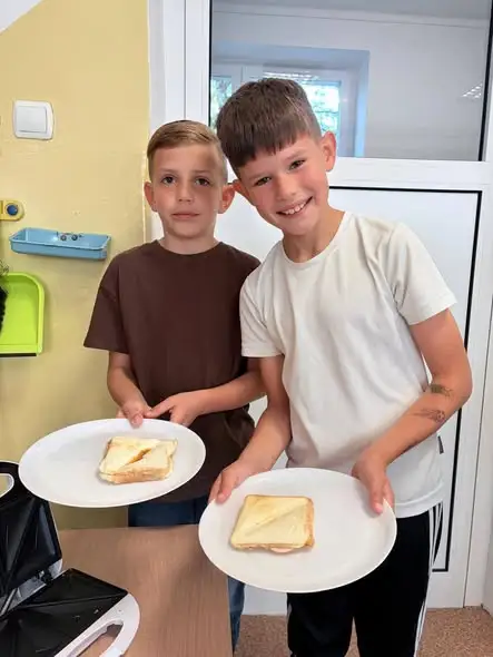 Kuchenne tajemnice w szkole w Bobrownikach – uczniowie klasy 2 tworzyli zdrowe kanapki