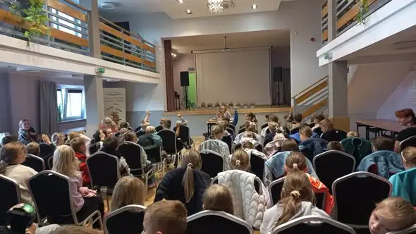 Justyna Bednarek spotkała się z uczniami w Bibliotece Gminnej w Psarach