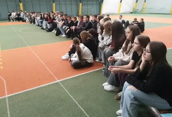 Uczniowie klas 8 ze Szkoły Podstawowej nr 2 w Czeladzi odwiedzili ZSOiT – lekcja musztry i pierwszej pomocy