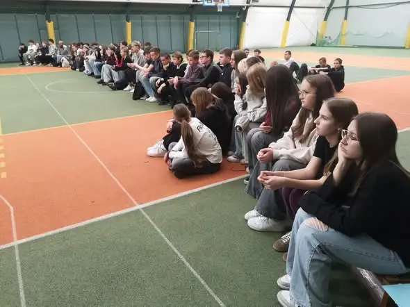 Uczniowie klas 8 ze Szkoły Podstawowej nr 2 w Czeladzi odwiedzili ZSOiT – lekcja musztry i pierwszej pomocy