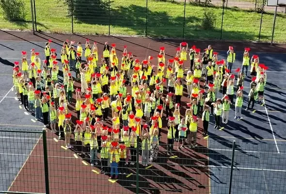 Wojkowice: uczniowie SP3 ułożyli serce z odblasków – akcja „Odblaskowa Szkoła”