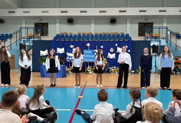 Dzień Edukacji Narodowej w szkole – wzruszenia, nagrody i podziękowania