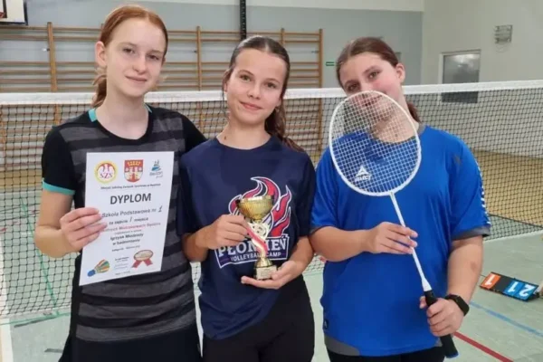 Szkolne badmintonistki z kompletem zwycięstw awansowały do zawodów powiatowych
