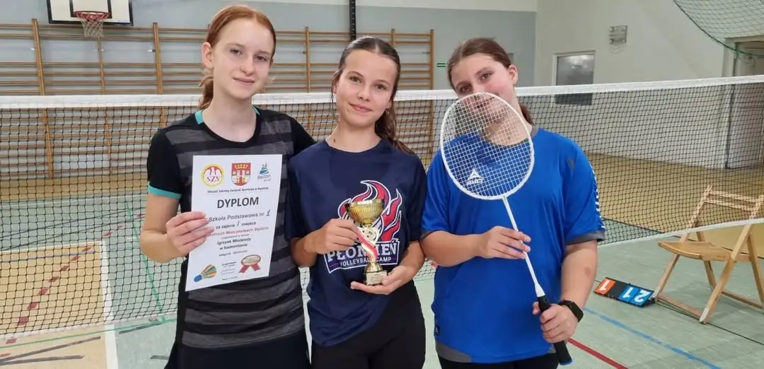 Szkolne badmintonistki z kompletem zwycięstw awansowały do zawodów powiatowych