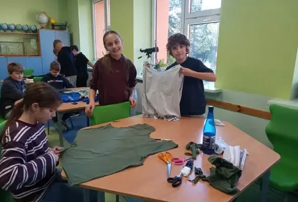 Uczniowie z 4a i 4c zamienili stare T-shirty w torby i czapki – ekologiczne warsztaty w szkole