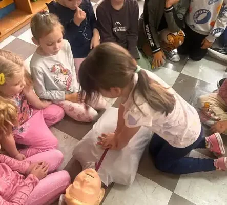 Pierwszoklasiści z Będzina uczą się ratować życie – pierwsza lekcja pierwszej pomocy
