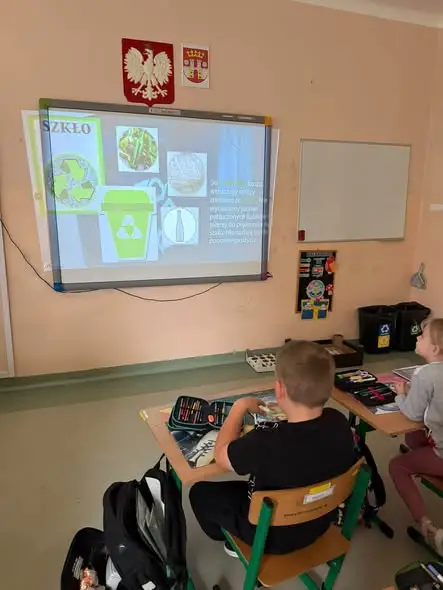 Edukacja ekologiczna w praktyce – klasy 2a i 3a uczą się segregacji odpadów