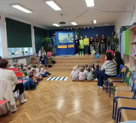 Uczniowie z Wojkowic uczą bezpieczeństwa na drodze – przez teatr i odblaski