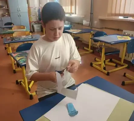 Uczniowie tworzą plakaty o segregacji odpadów