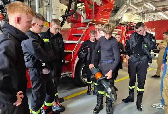 Uczniowie klas pożarniczo-ratowniczych z wizytą u strażaków i w fabryce pojazdów ratowniczych