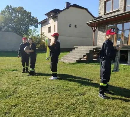 Młodzi druhowie z Żelisławic szkolili się z musztry i ratownictwa