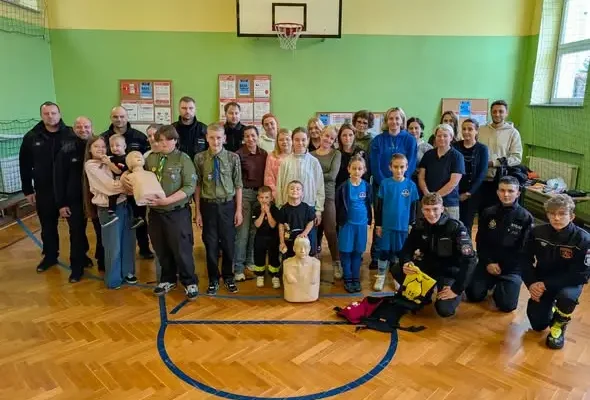 Wojkowice: Trening Rodzinny w SP1 uczył, jak reagować na alarm i pakować plecak ewakuacyjny
