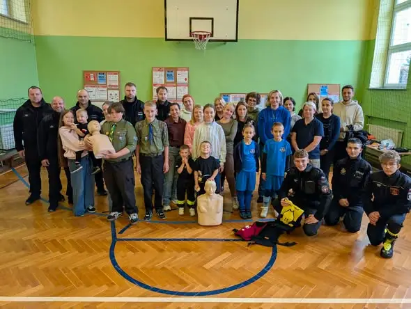Wojkowice: Trening Rodzinny w SP1 uczył, jak reagować na alarm i pakować plecak ewakuacyjny
