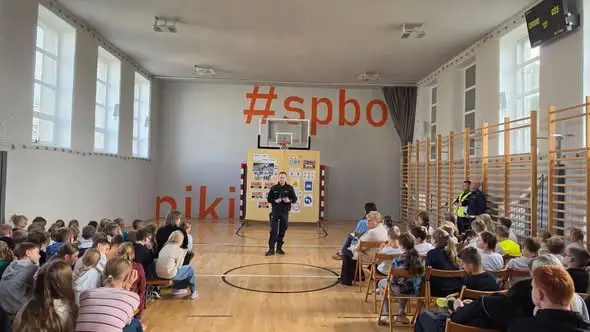 Bezpieczeństwo na drodze tematem apelu w szkole w Bobrownikach