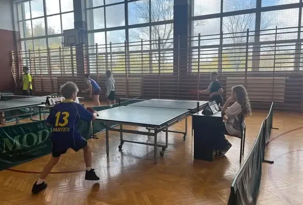 Uczniowie klasy 5b na powiatowych zawodach w tenisa stołowego