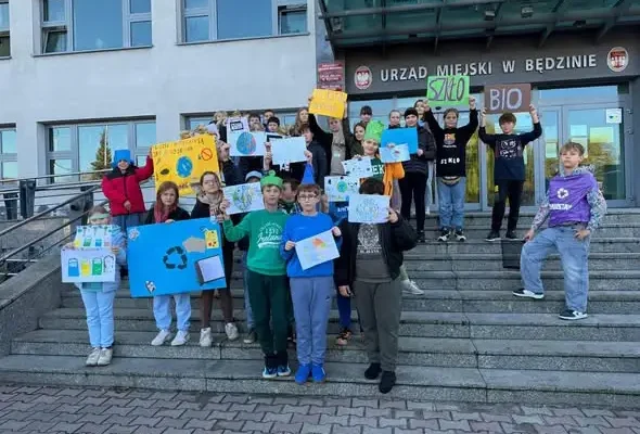 Będzin: happening ekologiczny klas piątych i prezentacja o segregacji odpadów