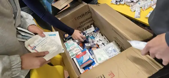 Szkoła w Psarach wsparła szpitale misyjne w Afryce – zbiórka opatrunków zakończona sukcesem