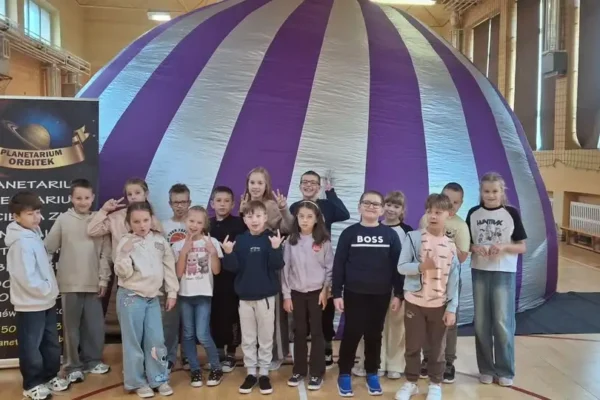 Mobilne planetarium Orbitek w szkole – klasa 2b odkrywała tajemnice ludzkiego ciała